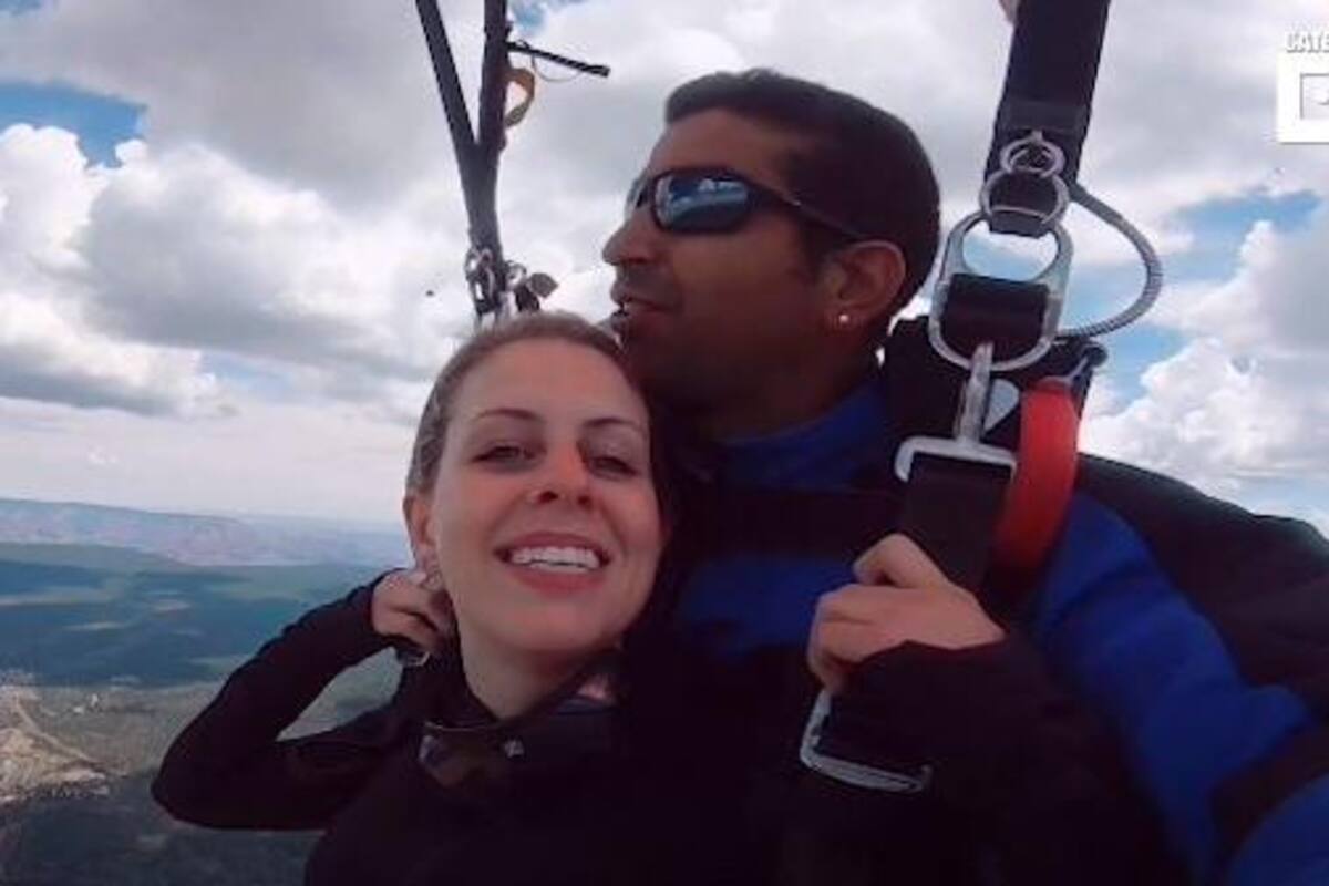 VIDEO: Hombre le pide matrimonio a su novia mientras se tiran en paracaídas