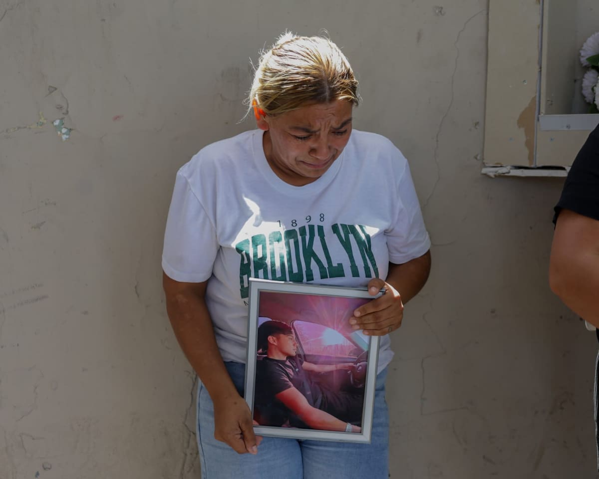 JUSTICIA PARA JUAN DAVID. La madre de Juan David sostiene su fotografía y rompe en llanto, mientras pide que se haga justicia y sean detenidos los asesinos de su hijo, quien salió a vender un auto y fue asesinado por los presuntos compradores. (FOTO: JAVIER GALLEGOS)