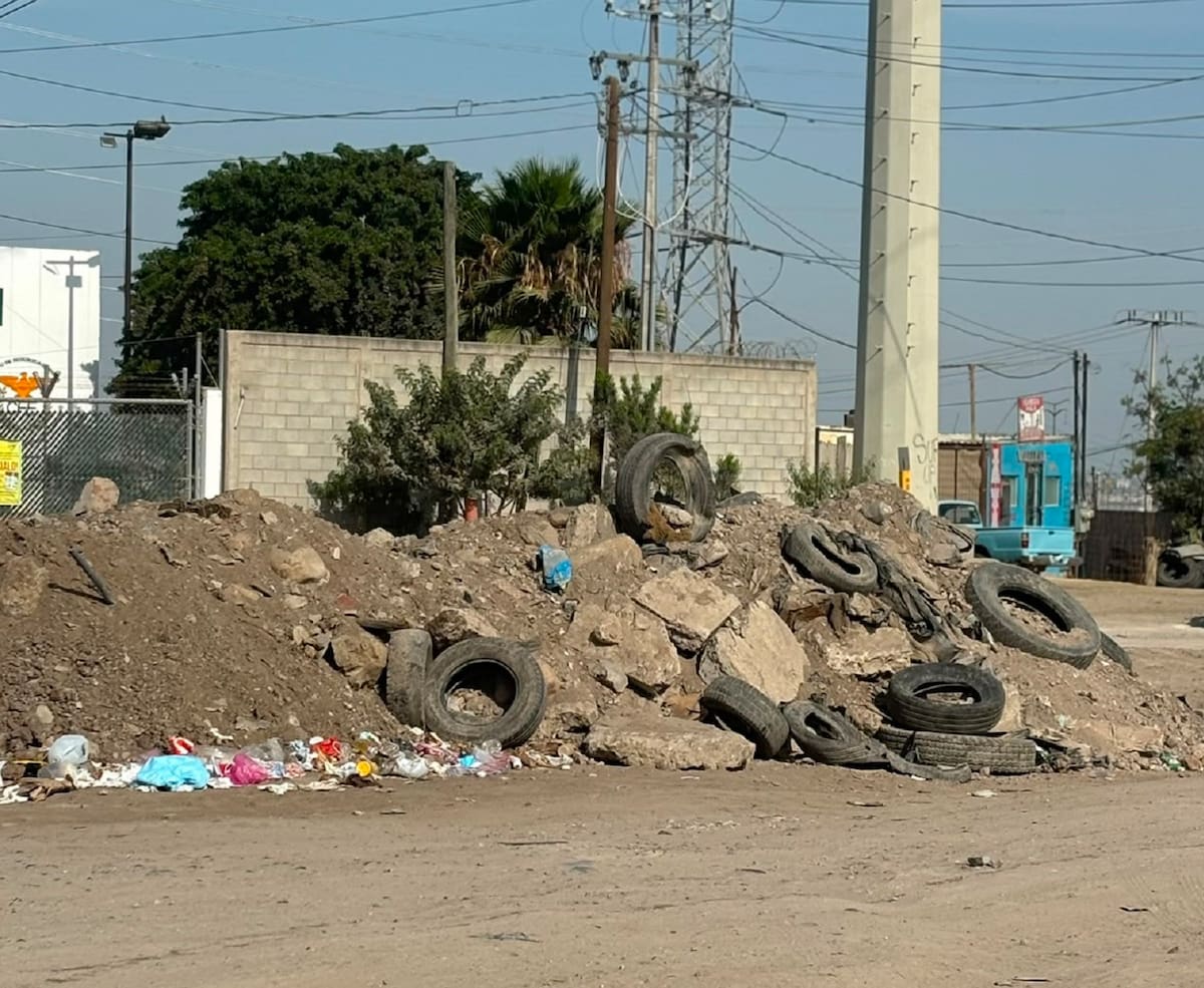 El programa Tijuana Ciudad Limpia realizó una jornada con apoyo de tres delegaciones municipales para retirar residuos y atender un punto afectado por tiraderos clandestinos. Foto: Lorena Salinas