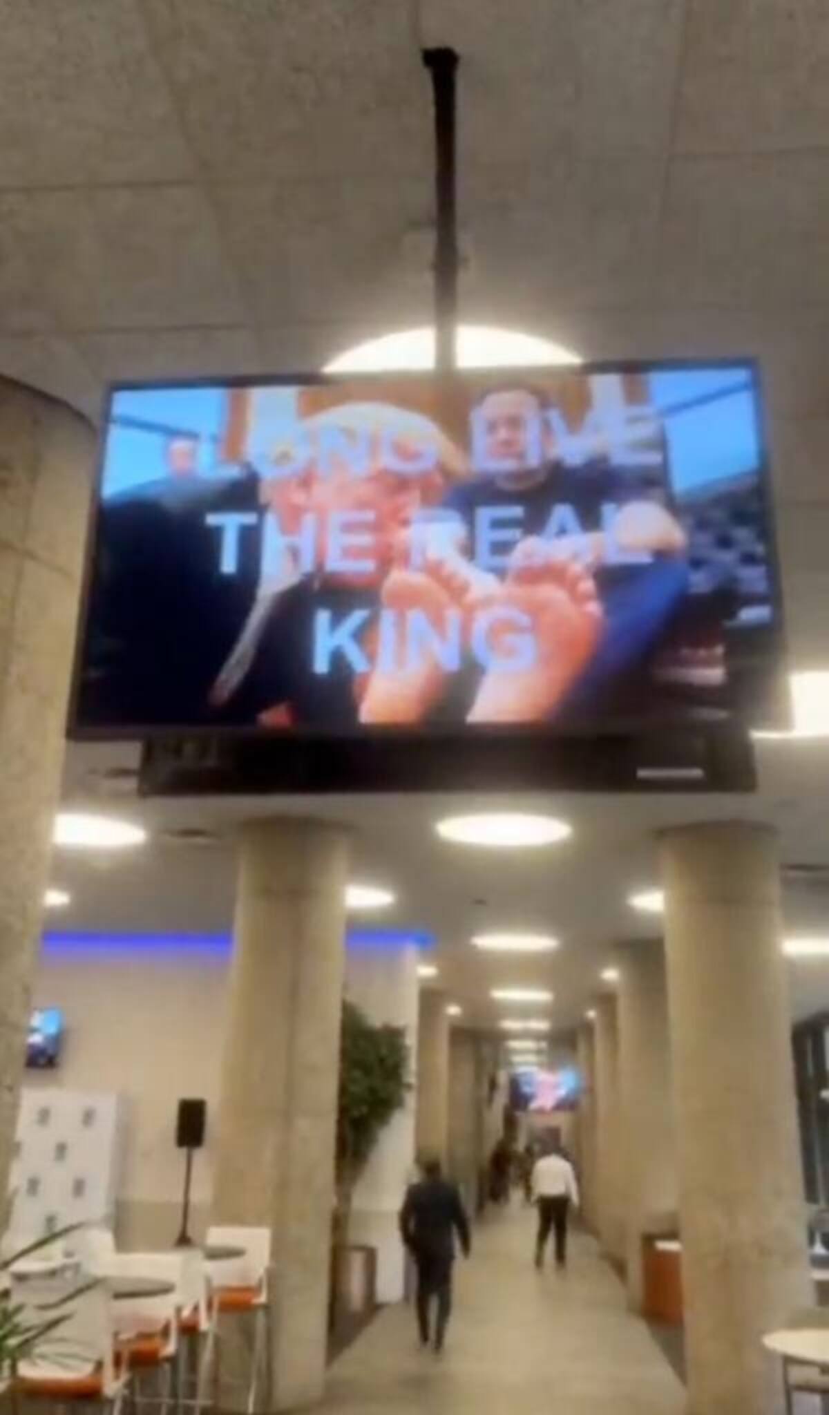 El video viral hecho con IA de Elon Musk y Donald Trump fue compartido en todas las pantallas de una oficina gubernamental (Redes sociales)