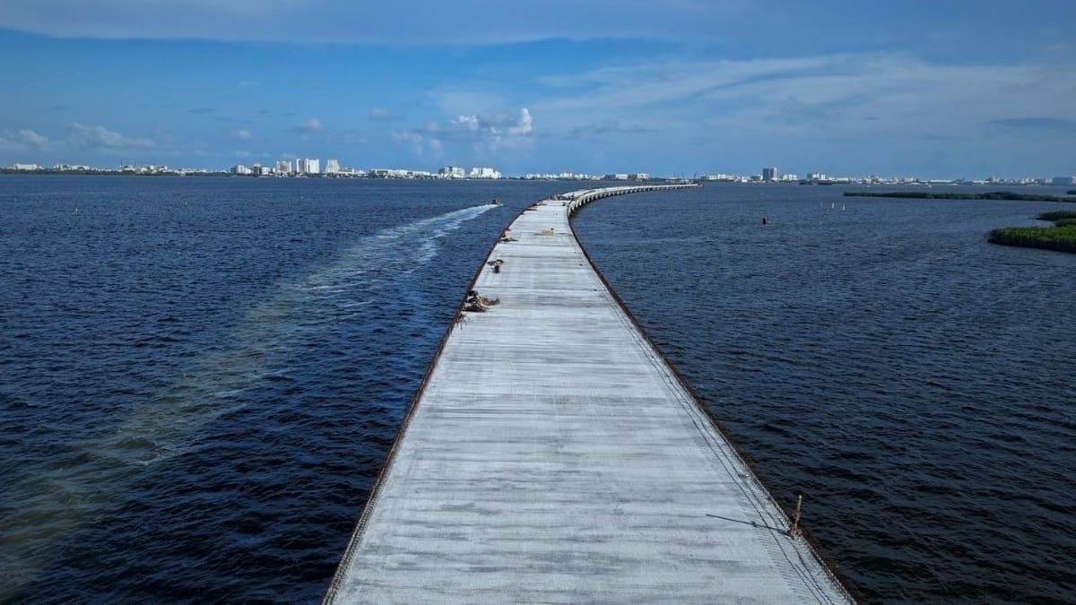 El segundo puente más largo de América Latina, construido sobre una laguna, está casi listo en México y reducirá traslados hasta 45 minutos al conectar la ciudad con la zona hotelera, beneficiando a 1.3 millones de habitantes y más de 20 millones de turistas al año