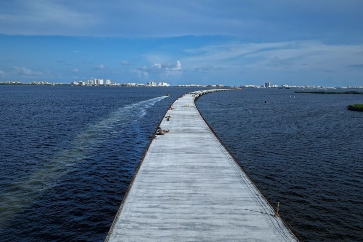 El segundo puente más largo de América Latina, construido sobre una laguna, está casi listo en México y reducirá traslados hasta 45 minutos al conectar la ciudad con la zona hotelera, beneficiando a 1.3 millones de habitantes y más de 20 millones de turistas al año