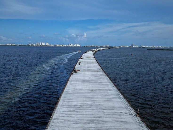 El segundo puente más largo de América Latina, construido sobre una laguna, está casi listo en México y reducirá traslados hasta 45 minutos al conectar la ciudad con la zona hotelera, beneficiando a 1.3 millones de habitantes y más de 20 millones de turistas al año