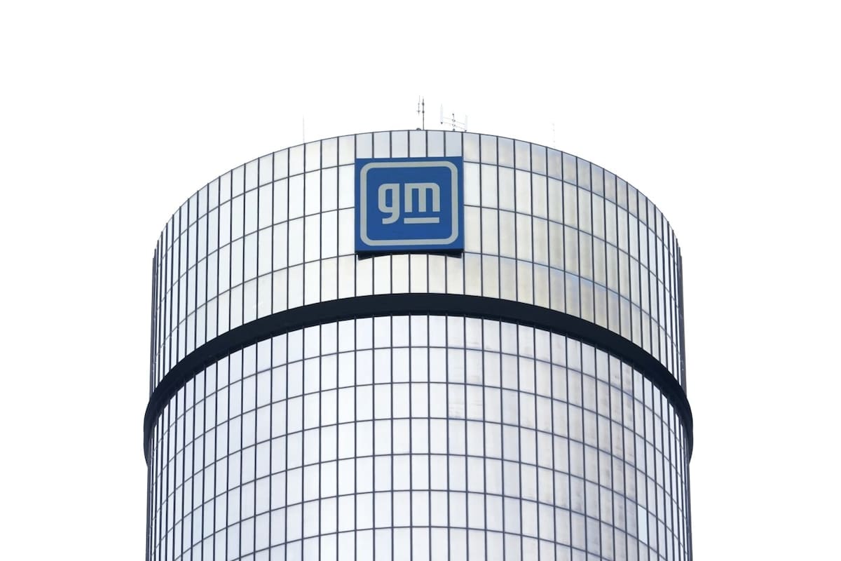 El logotipo de General Motors (GM) en una fotografía de archivo. | Crédito: AP