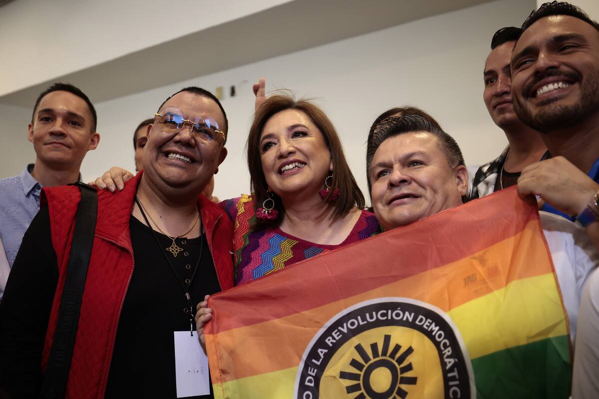 La candidata opositora a la presidencia de México Xóchitl Gálvez participa en una reunión con representantes de la comunidad LGBTI+, este martes en Ciudad de México (México). EFE/ José Méndez