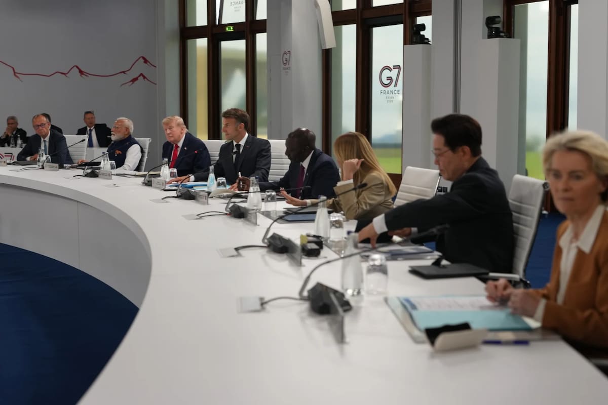 El presidente Donald Trump participa en una sesión de trabajo con otros líderes durante la cumbre del G7, el martes 16 de junio de 2026, en Evian-les-Bains, Francia. (Foto AP/Julia Demaree Nikhinson)