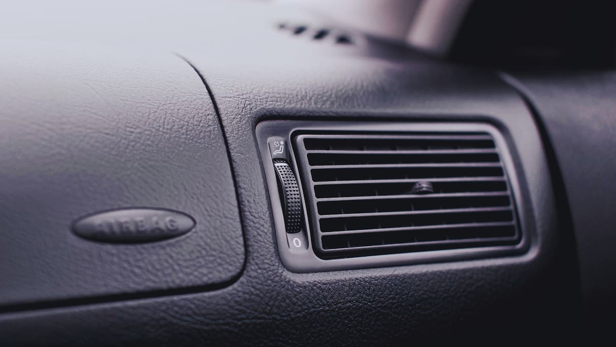 El aire acondicionado es un elemento fundamental para manejar, especialmente con calor intenso o tráfico prolongado. Foto: Canva
