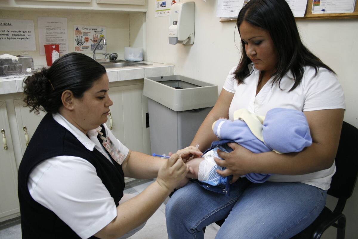 IMSS Sonora invita a llevar a sus hijos a aplicarse la vacuna triple viral