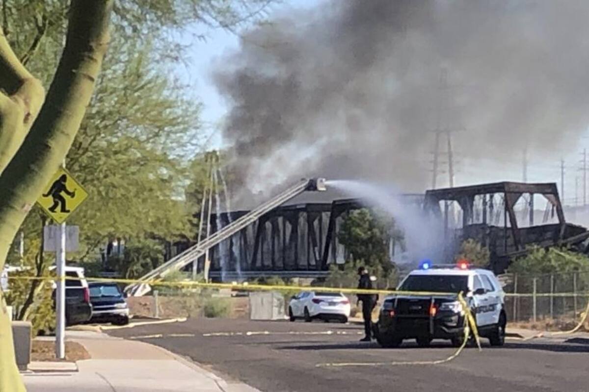 Arizona: Arde en llamas tren descarrilado tras colapso de puente en Tempe