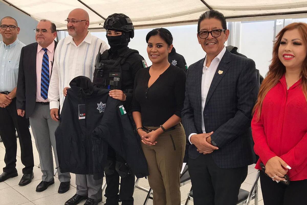 Policías de Tijuana reciben uniformes