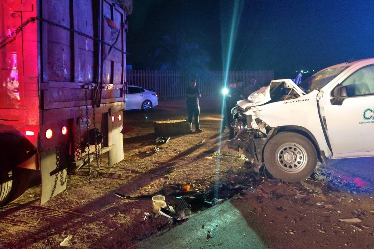 Choca unidad de CFE en el valle de Mexicali