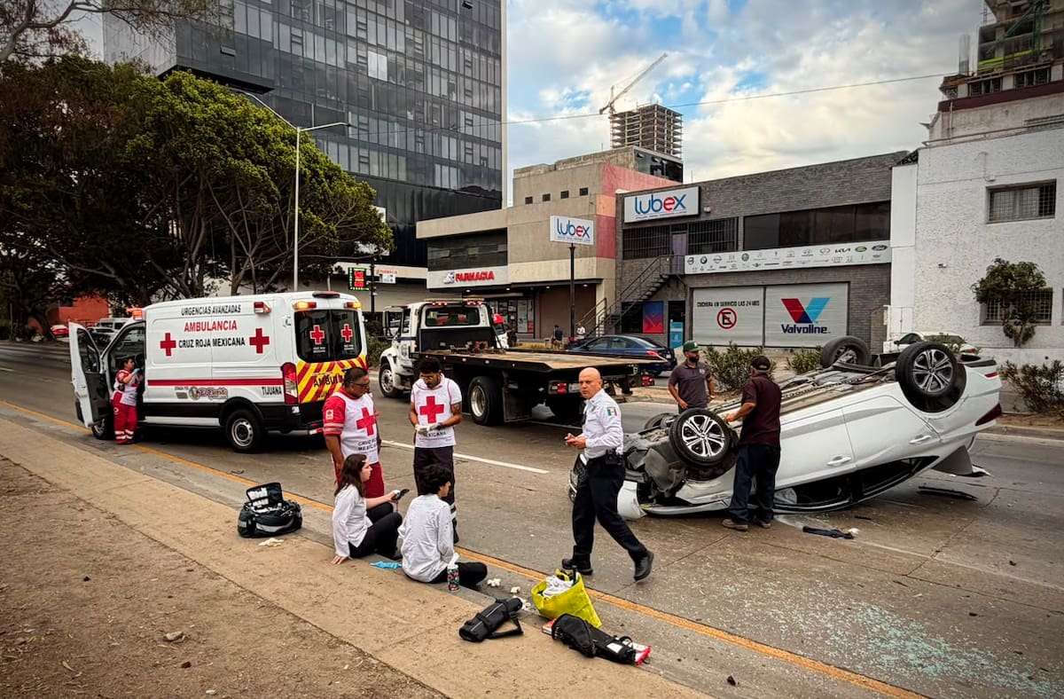 Un vehículo terminó volcado tras un accidente registrado en la Vía Rápida Poniente, en Zona Río. Foto: Border Zoom