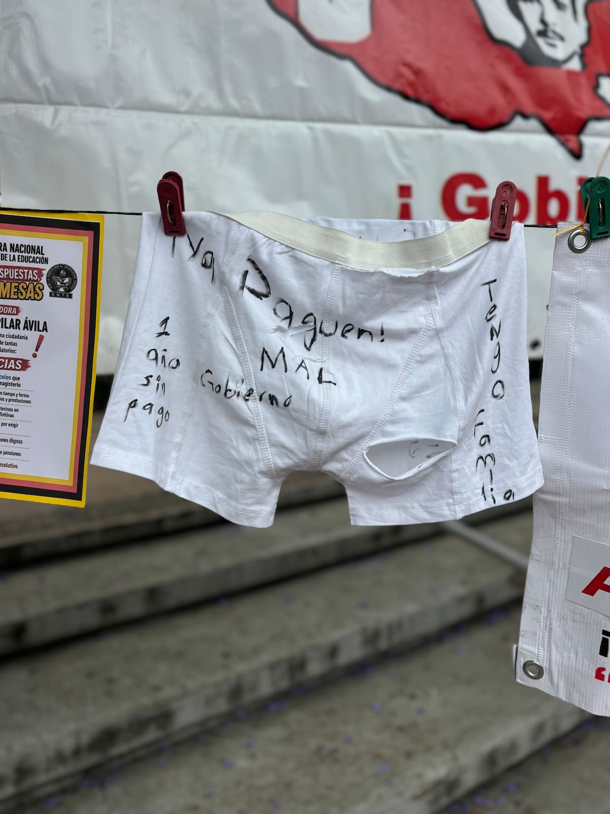 Docentes de la CNTE se manifestaron este viernes en Tijuana para exigir pagos pendientes, basificaciones y la abrogación de la Ley del ISSSTE de 2007; además, advirtieron que podrían intensificarse las movilizaciones y el paro nacional si no hay respuesta de las autoridades. Foto: Lorena Salinas