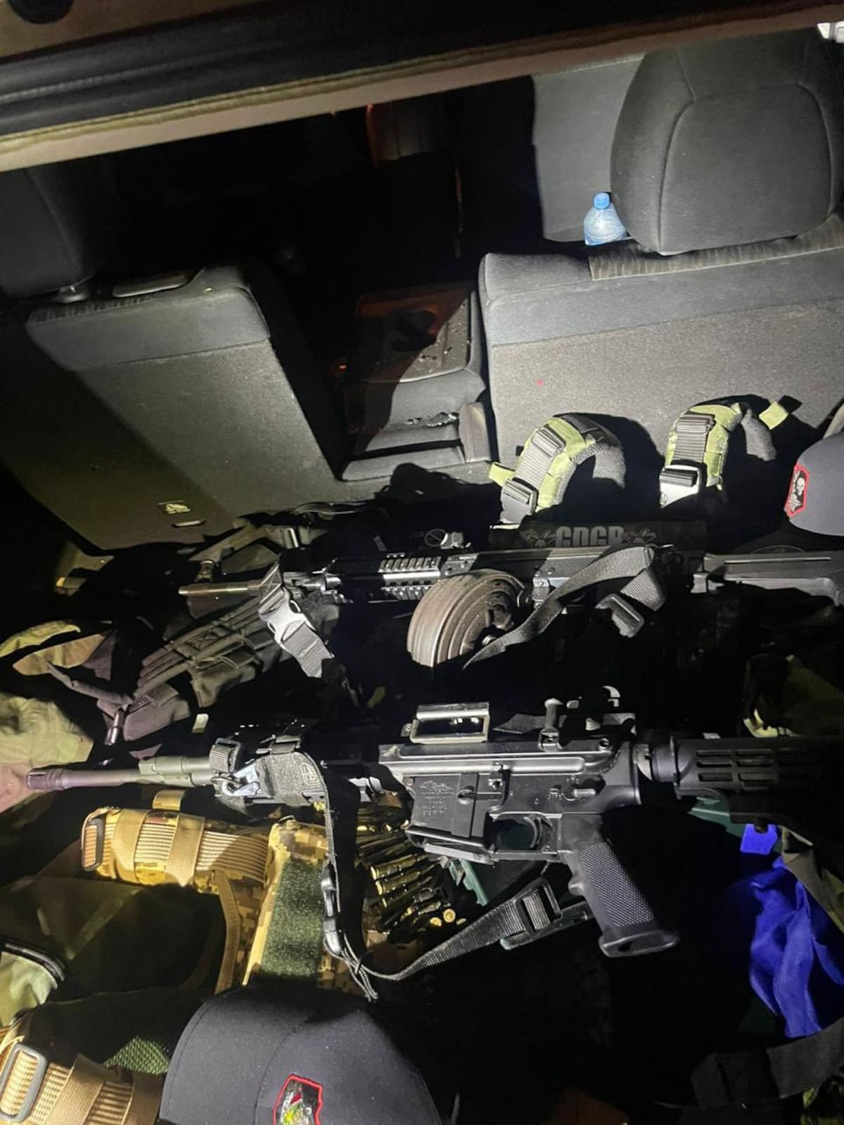 Varias armas largas y cortas aseguradas durante el operativo en Escuinapa, Sinaloa, como parte de la detención de 'El Drácula'. / SEMAR. - GN.