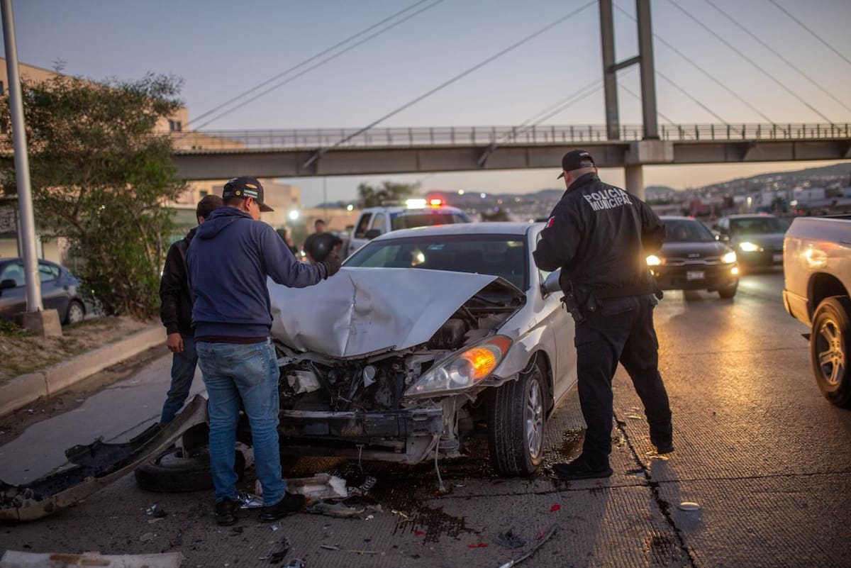 Un accidente de tránsito tipo choque por alcance involucró a tres vehículos y dejó únicamente daños materiales sobre la Vía Rápida Oriente. Foto: Border Zoom