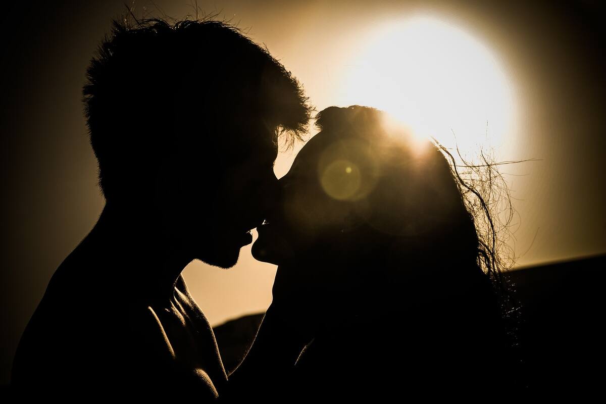 Mononucleosis: La enfermedad que te puede dar por un beso
