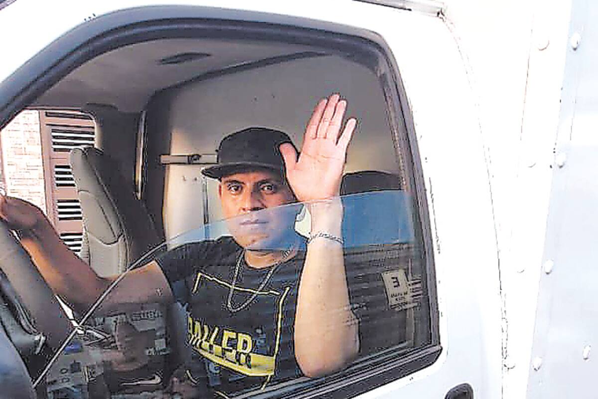 Covid lo impulsa a adaptarse y crea su “barber truck”