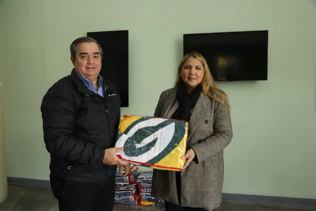 Regidora se une a la campaña del Cobertón Navideño
