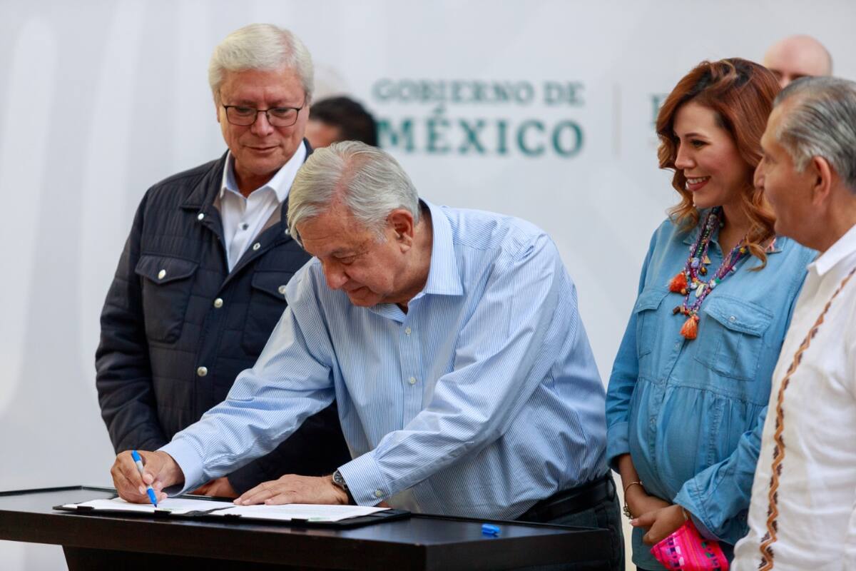 AMLO firma acuerdo para regularización de vehículos usados