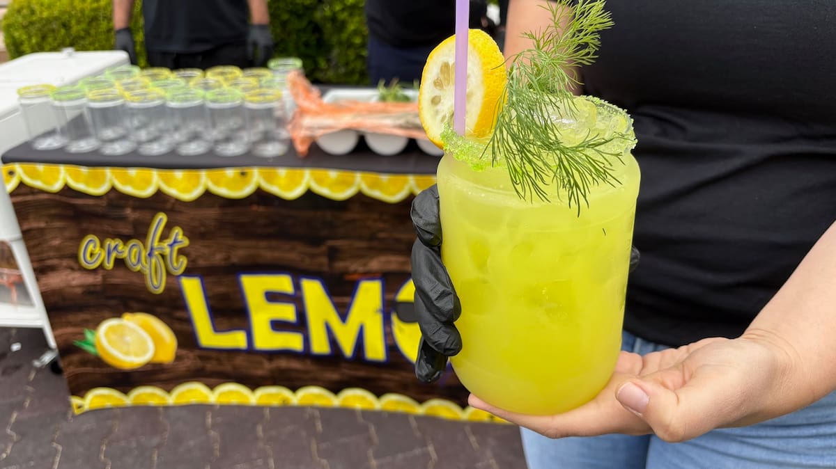 Bebidas refrescantes como limonadas.