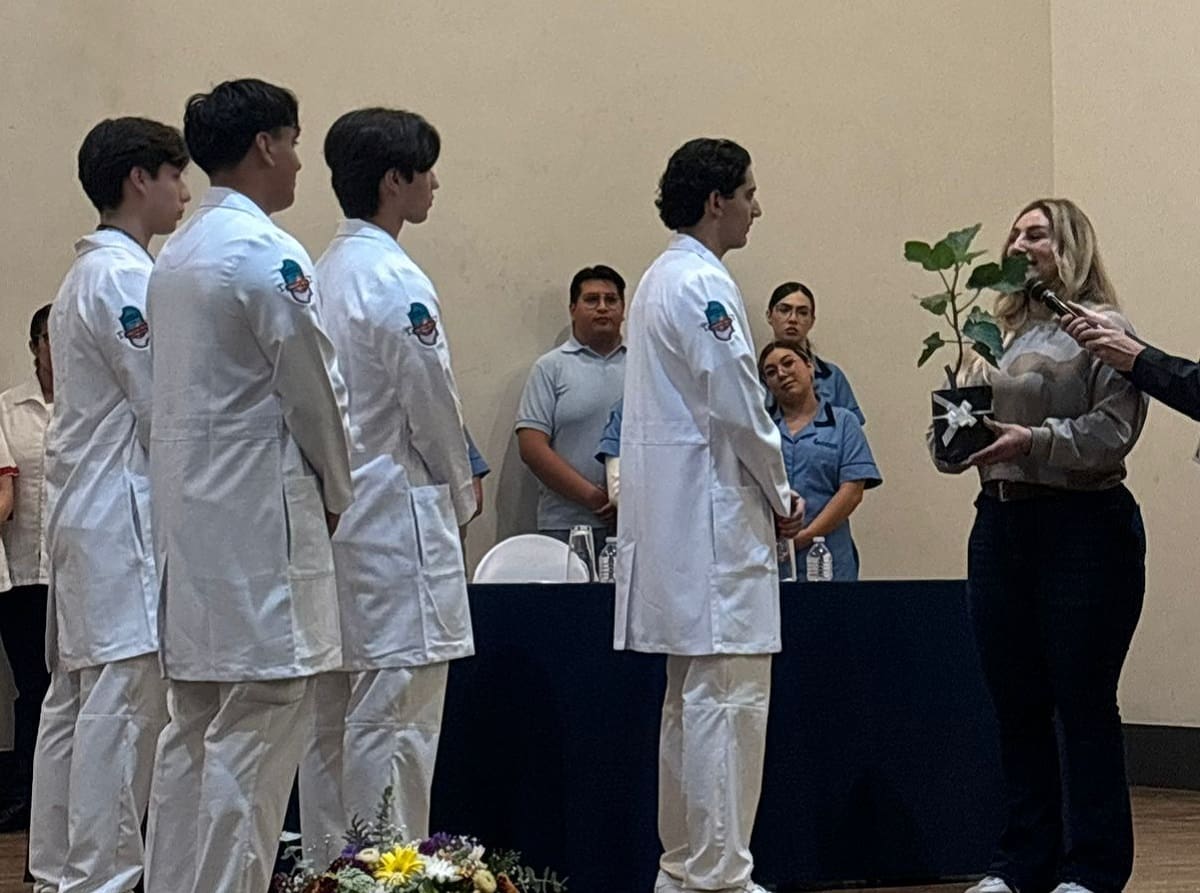 Futuros médicos de la UABC y Universidad Xochicalco, paramédicos de la Cruz Roja Tijuana y miembros del movimiento scout participaron en una ceremonia donde recibieron y entregaron una planta, representando el espíritu de Jennifer sembrado en cada una de las vidas que tocó.