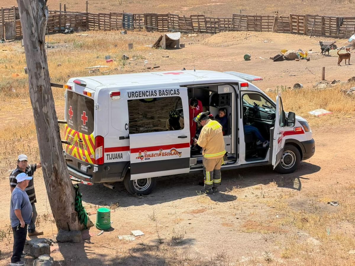 La conductora fue trasladada a un hospital; tres menores resultaron ilesos. Foto: Border Zoom