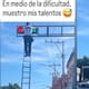 Hombre que reparaba un semáforo cae, pero se salva con sorprendentes dotes de gimnasia y se vuelve viral
