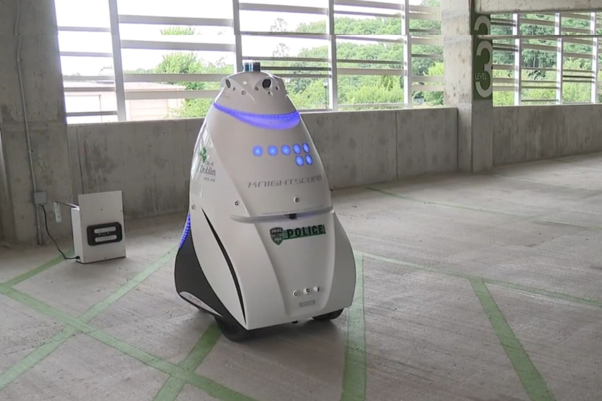 Un robot policía fue despedido luego de costar 1 millón 180 mil pesos y no detectar un solo delito durante casi diez meses de vigilancia en un estacionamiento público