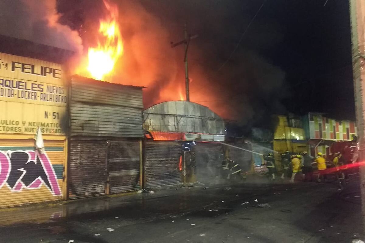 Incendio alcanza ocho locales del mercado San Felipe de Jesús en alcaldía Gustavo A. Madero