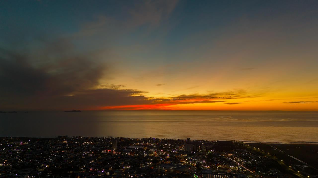 El cielo se cubrió de intensos tonos naranjas, rojizos y dorados durante un colorido atardecer registrado este sábado 21 de febrero en Playas de Tijuana, creando una postal llamativa para residentes y visitantes. Foto: BorderZoom