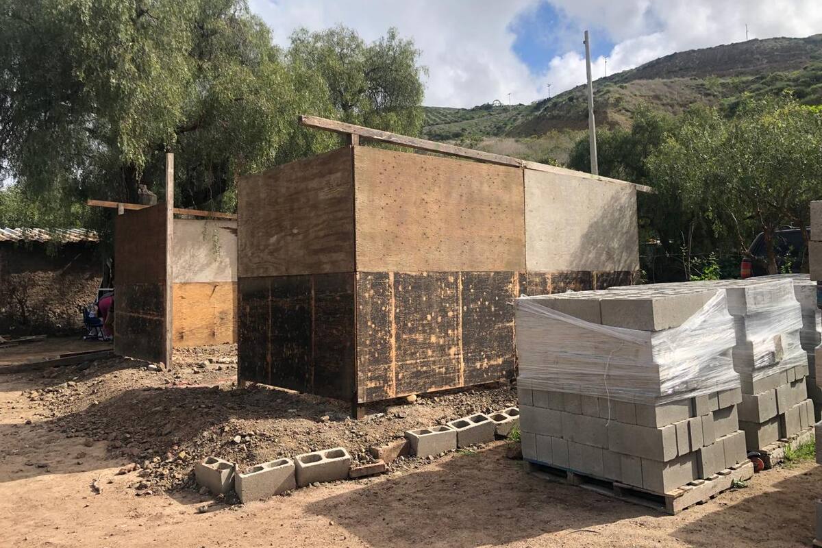 Batallan en comunidad El Morro en Rosarito para construir aula