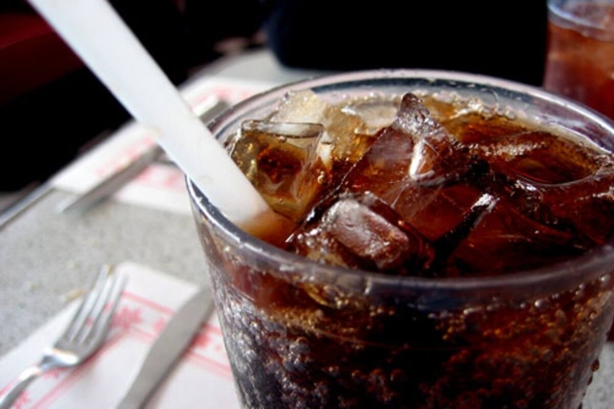 Piden aumentar impuestos a refrescos; evaluarlo para papas, galletas y pasteles
