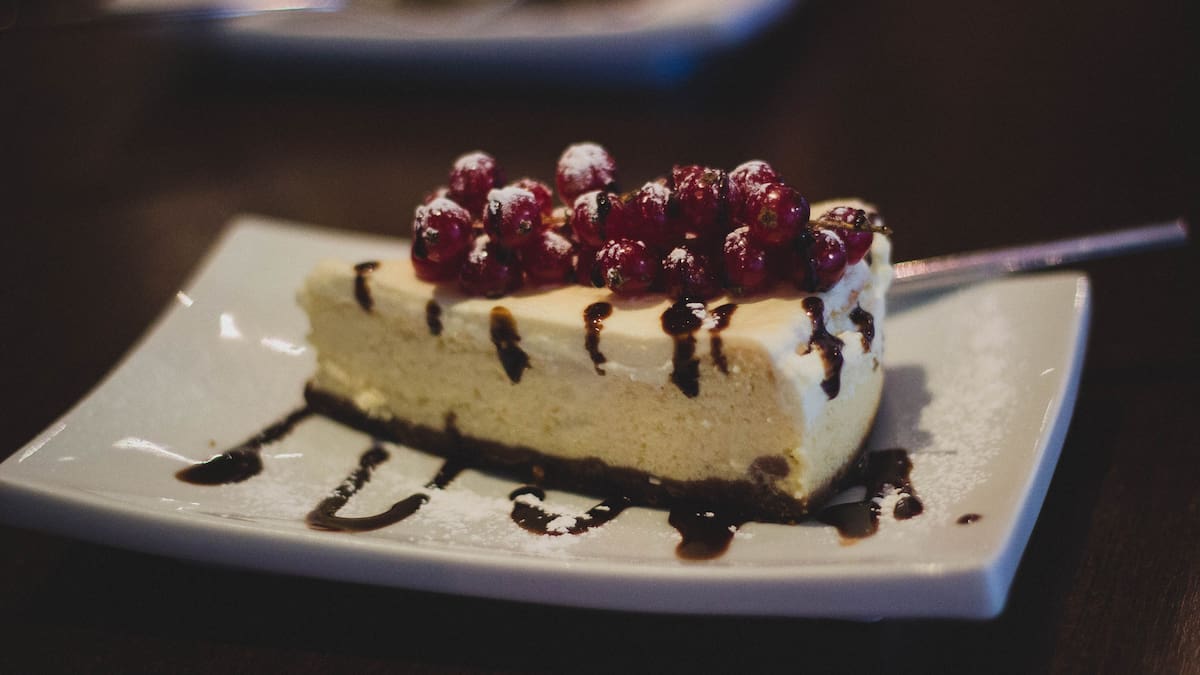 Los antojos de dulce después de la cena no siempre reflejan hambre real, sino una combinación de factores fisiológicos, psicológicos y ambientales/Foto: Canva
