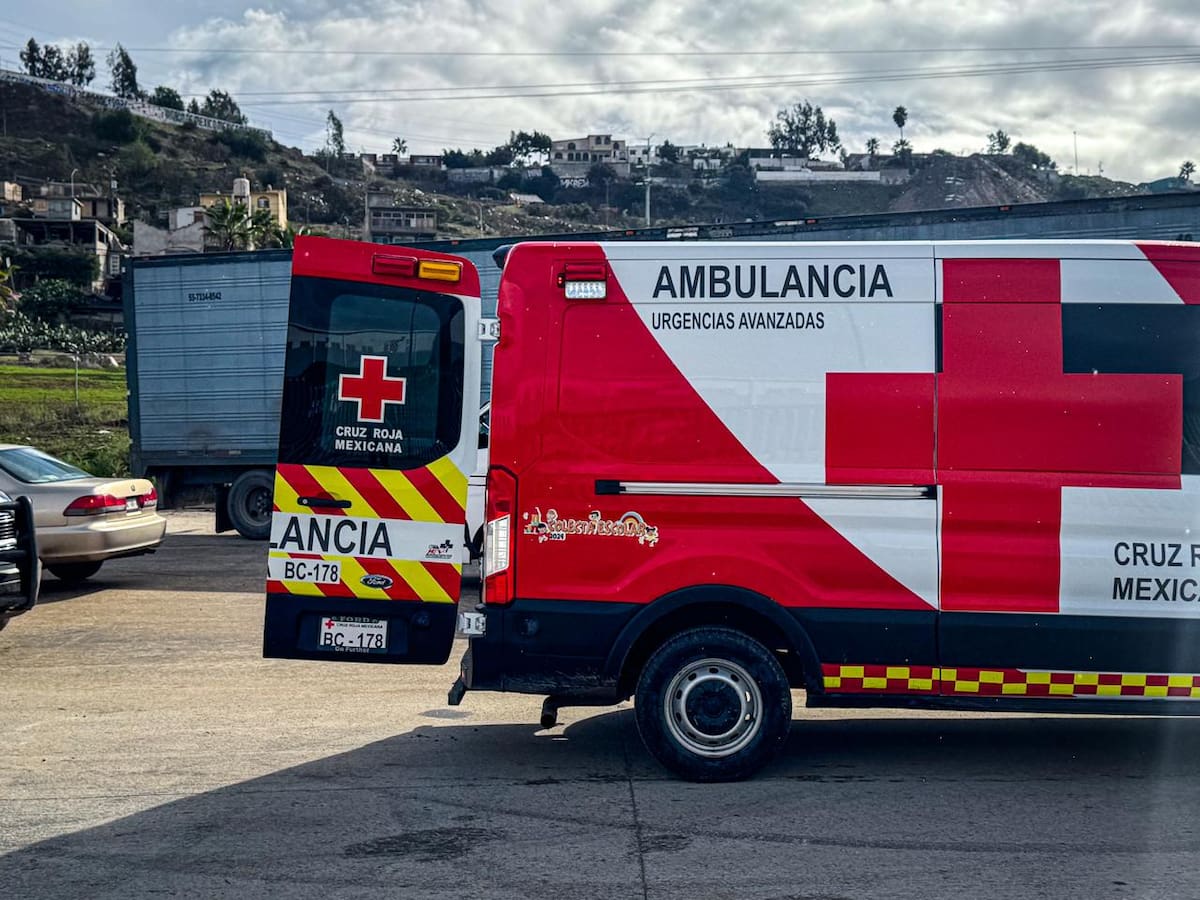 Dos hombres fueron atacados con arma punzocortante en la calle Turquesa y trasladados en condición grave. Foto: Border Zoom