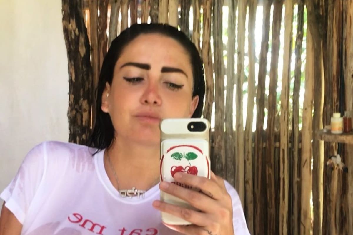 Celia Lora en playera mojada enseña todo