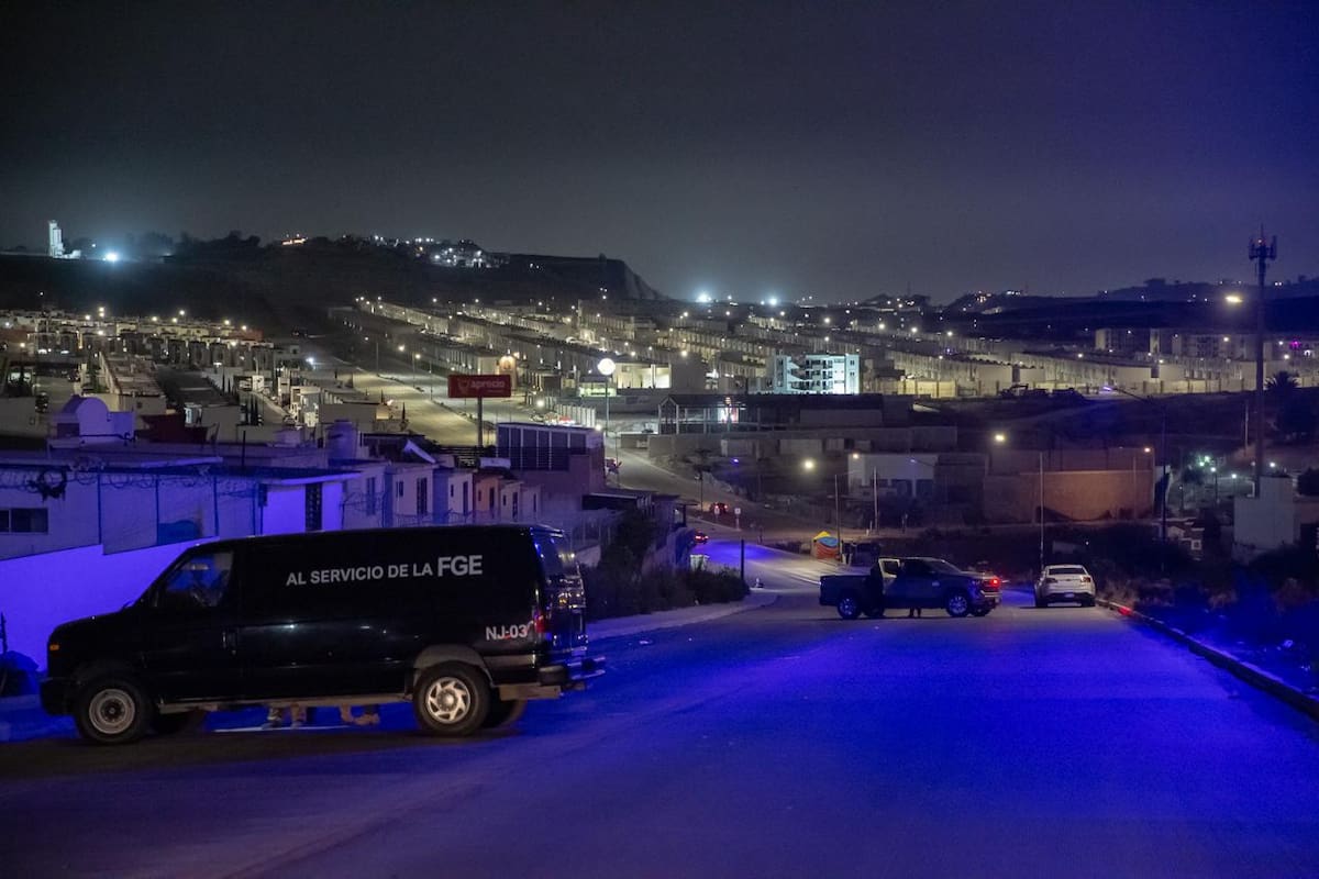 Paramédicos de la Cruz Roja arribaron al sitio, pero confirmaron que la mujer ya no contaba con signos vitales. Foto: Border Zoom