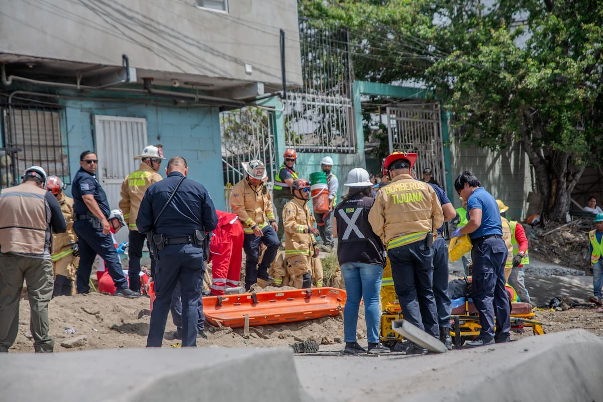 Derrumbe en obra de Tijuana deja dos trabajadores atrapados; uno está grave