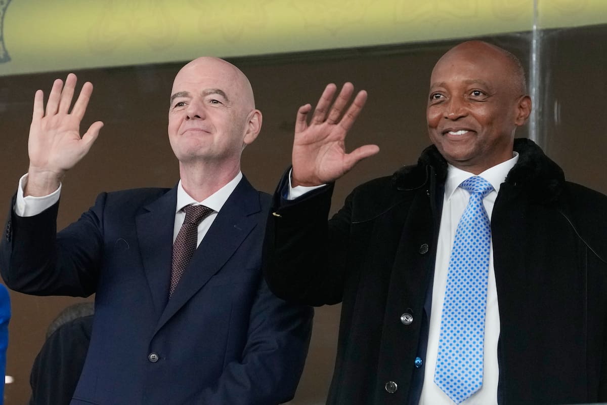 ARCHIVO — El presidente de la CAF, Patrice Motsepe, y el presidente de la FIFA, Gianni Infantino, saludan desde la tribuna durante el partido de octavos de final de la Copa Africana de Naciones entre Sudáfrica y Camerún en Rabat, Marruecos, el domingo 4 de enero de 2026. (Foto AP/Themba Hadebe, Archivo)