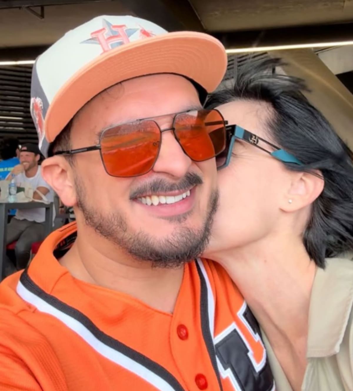 Ricardo Pérez, con su gorra de Houston y su jersey de Hermosillo, muy bien acompañado por su pareja, Susana Zavaleta. (Foto: @ricardomelodijo)