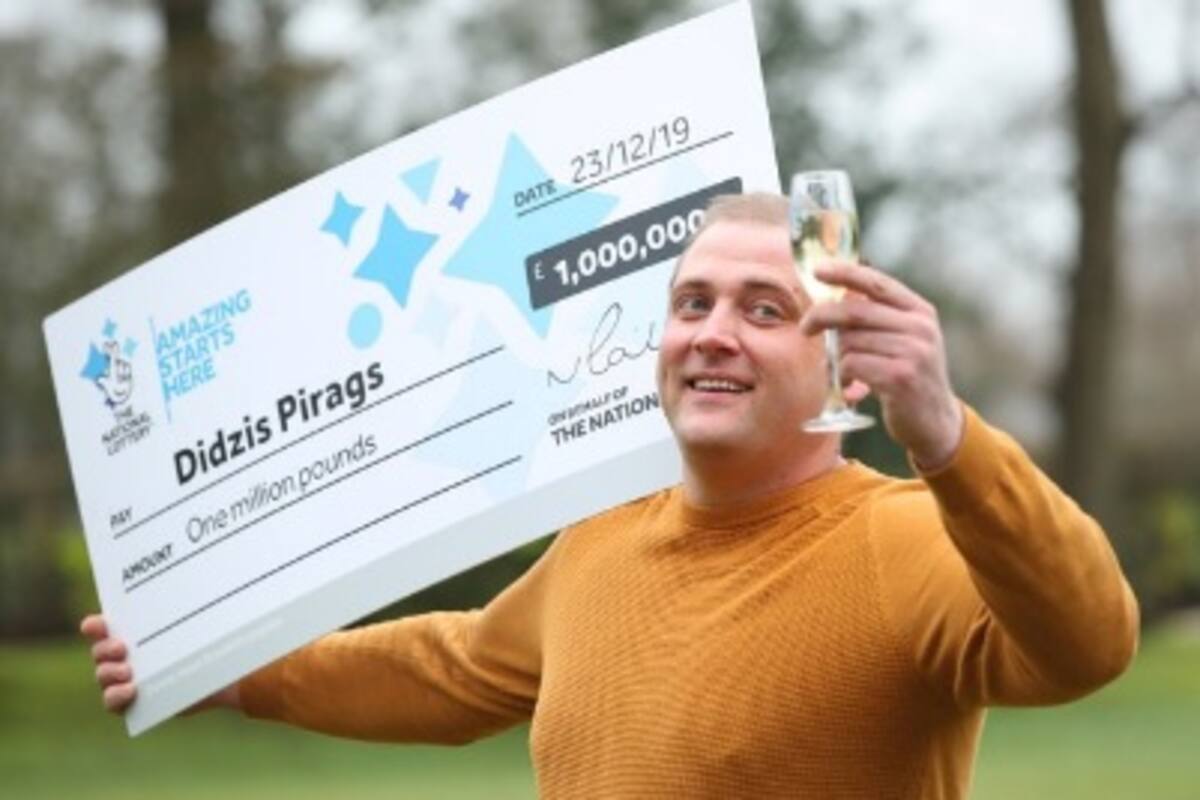 Gana más de un millón de dólares en lotería y trabaja el día de Navidad