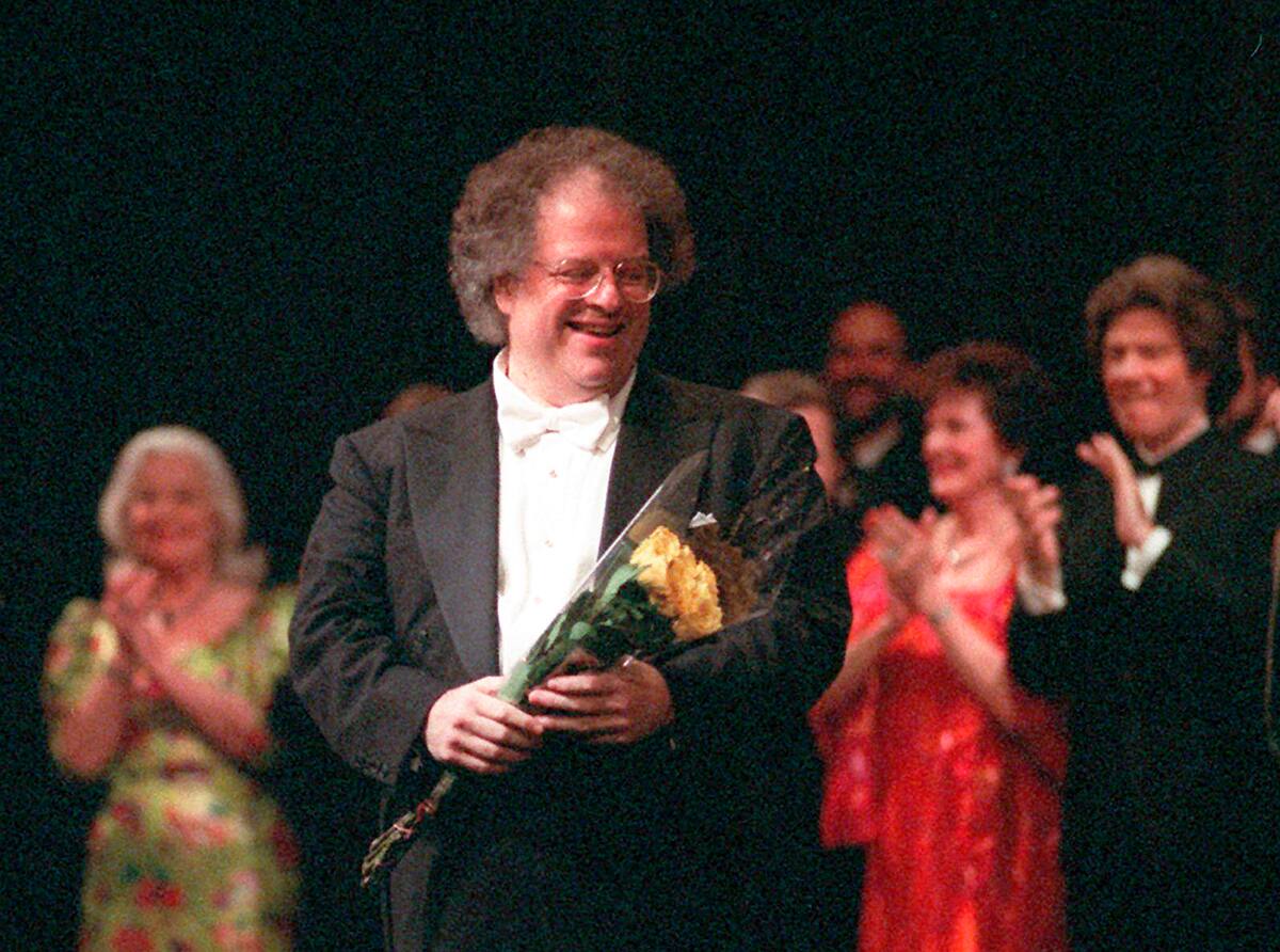 ARCHIVO - James Levine, director artístico de la Ópera Metropolitana, al final de una gala por su 25to aniversario con la compañía el 28 de abril de 1996 en Nueva York. Levine, director de la Met por más de cuatro décadas que fue obligado a retirarse parcialmente cuando su salud declinó y más tarde fue despedido por acusaciones de conducta sexual inapropiada, murió de causas naturales el 9 de marzo de 2021. Tenía 77 años. (AP Foto/Osamu Honda, Archivo)