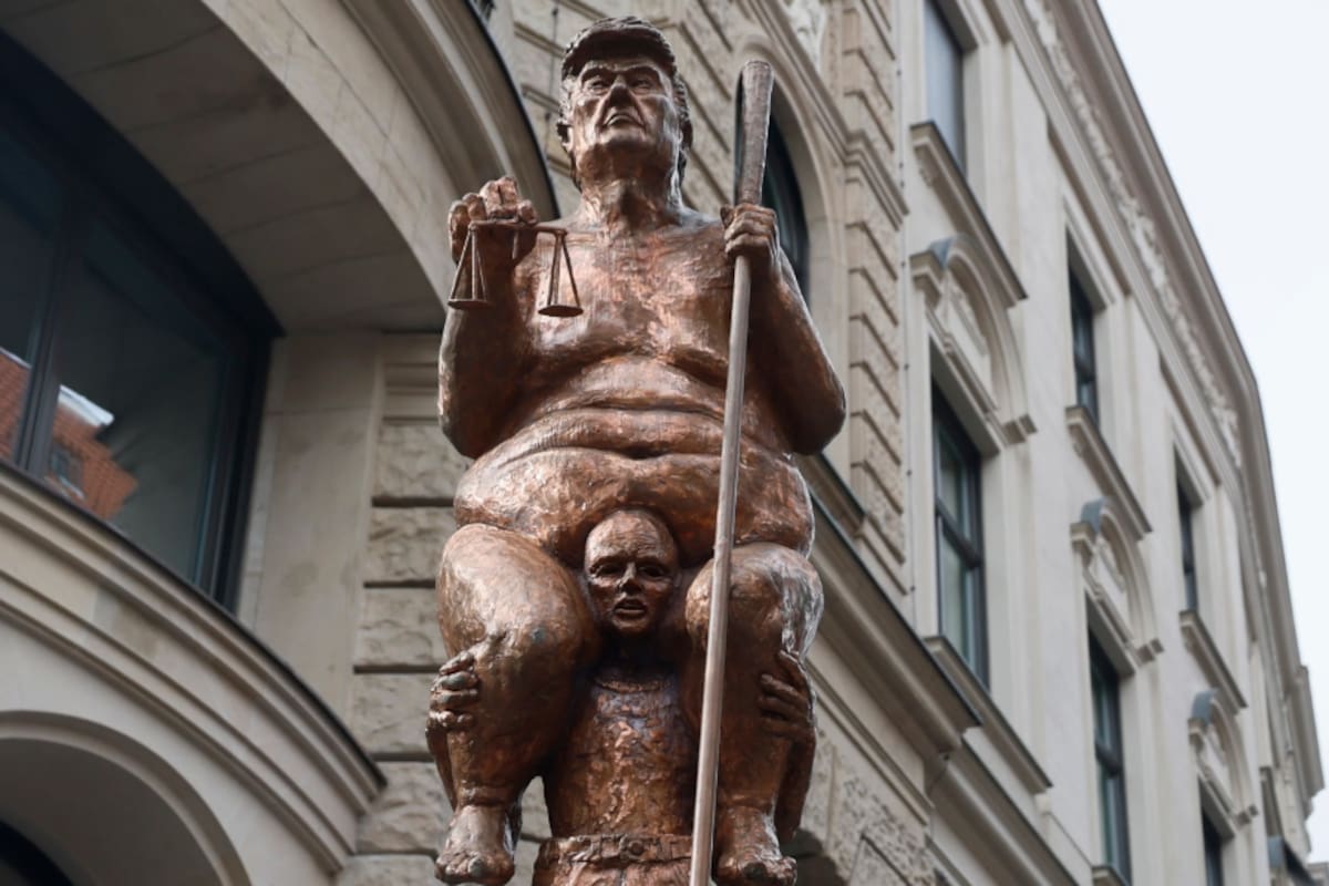 Instalan en el Parlamento Europeo una escultura de Donald Trump desnudo como protesta satírica contra su política exterior, climática y visión del poder