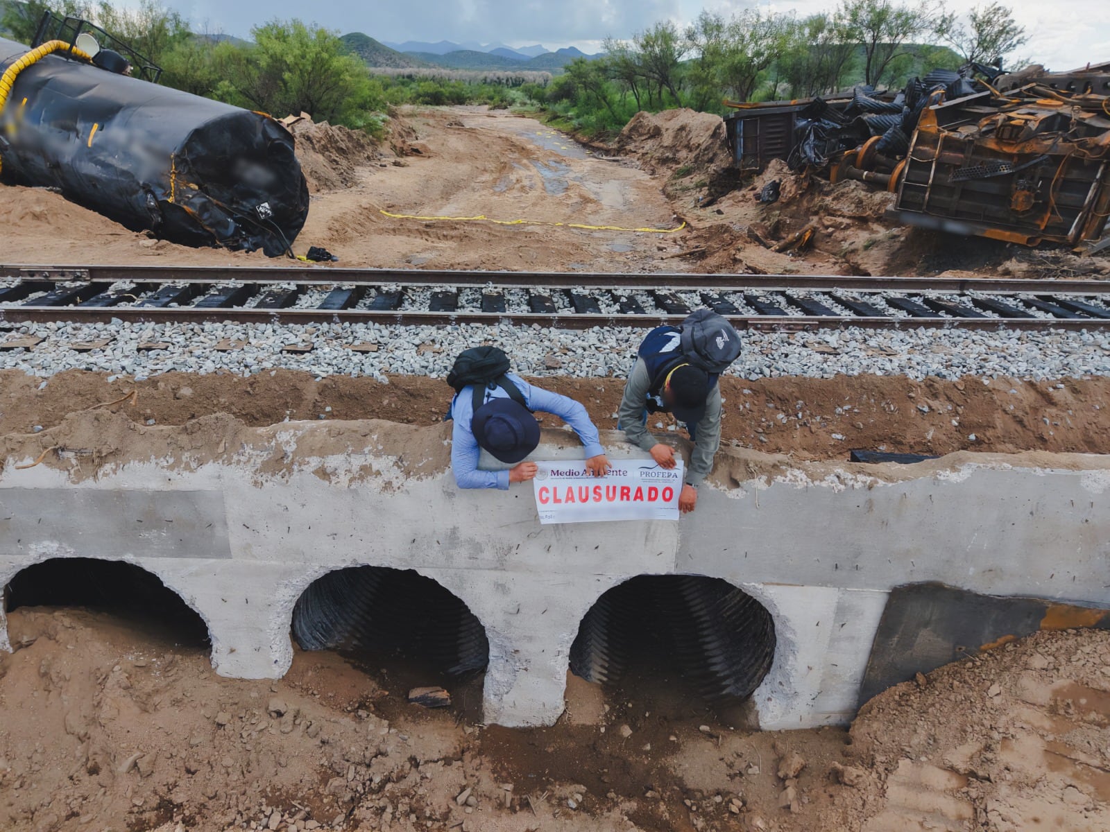 Autoridades mantienen vigilancia en la zona afectada por el derrame de hidrosulfuro de sodio ocurrido en el tramo ferroviario Cananea-Agua Prieta. FOTO: ESPECIAL