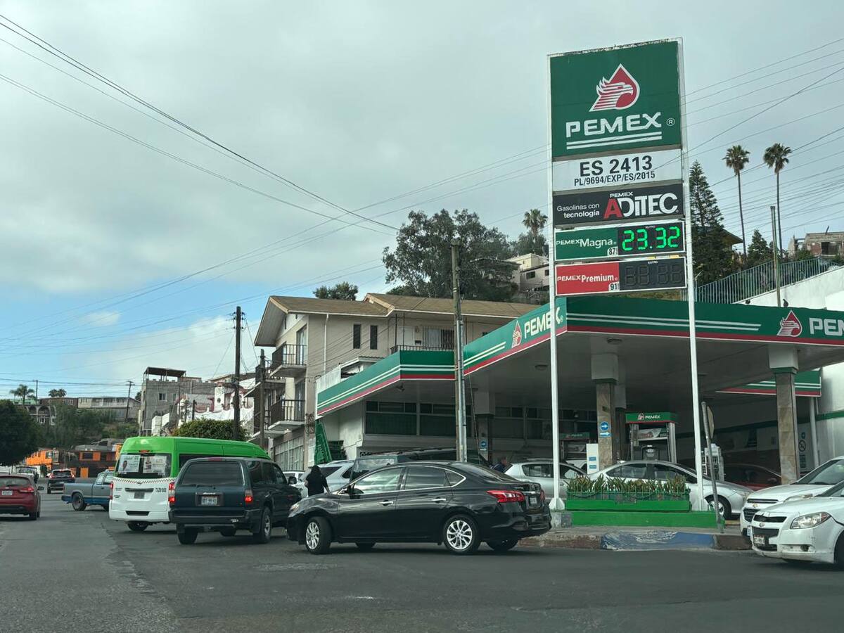 En la zona Centro desde temprana hora los autos comenzaron a abastecerse de gasolina.