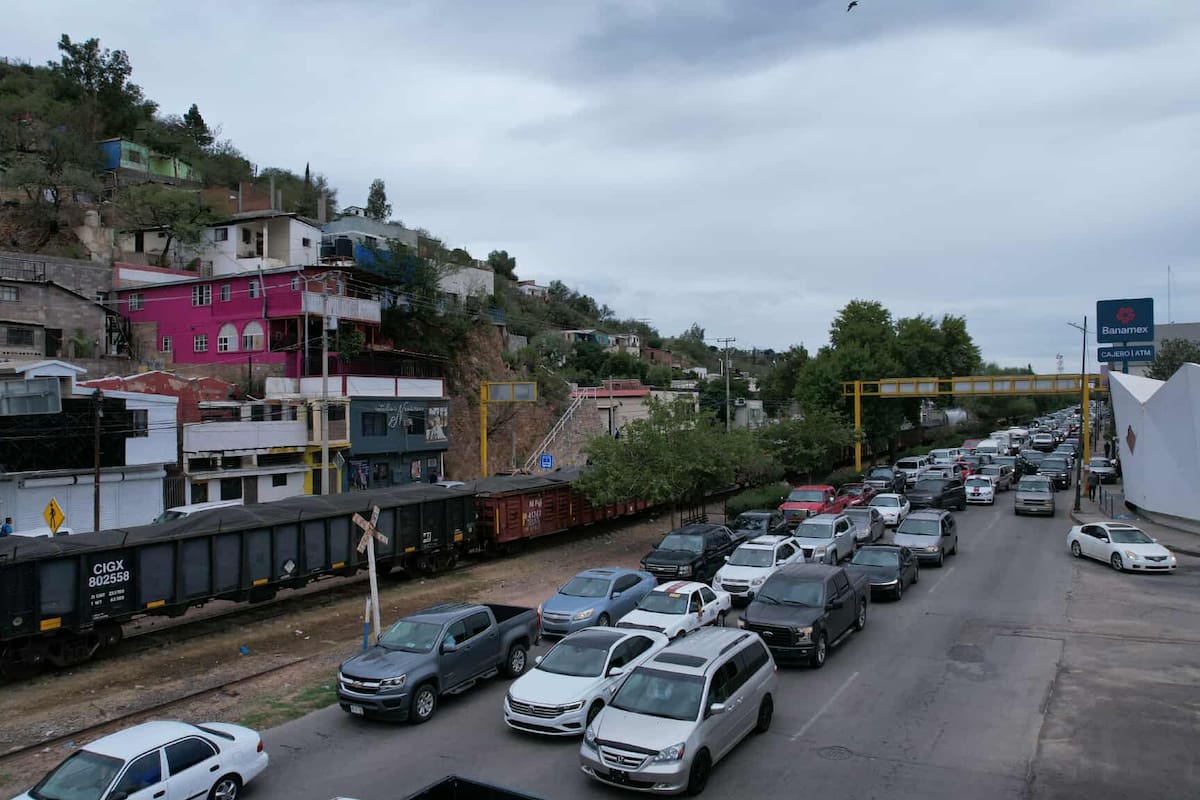 Largas filas en garitas de Nogales por día festivo en Estados Unidos