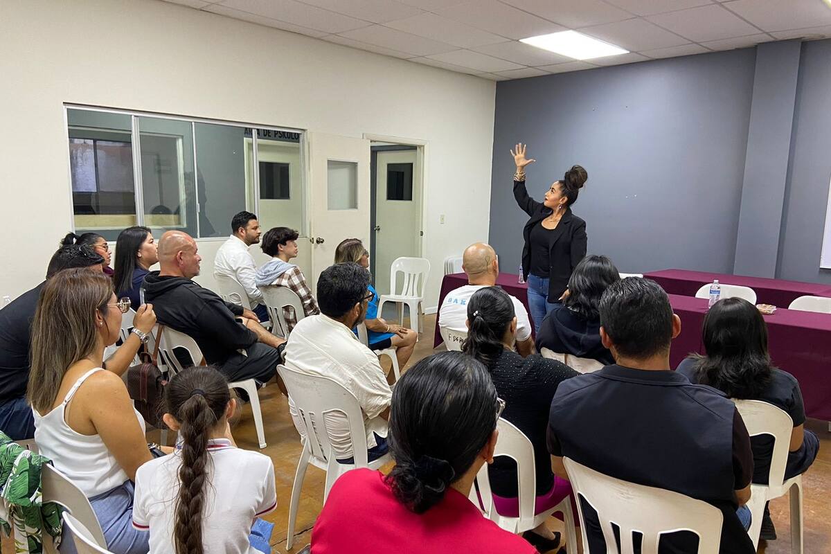 Capacitan a empleados de gobierno en lengua de señas