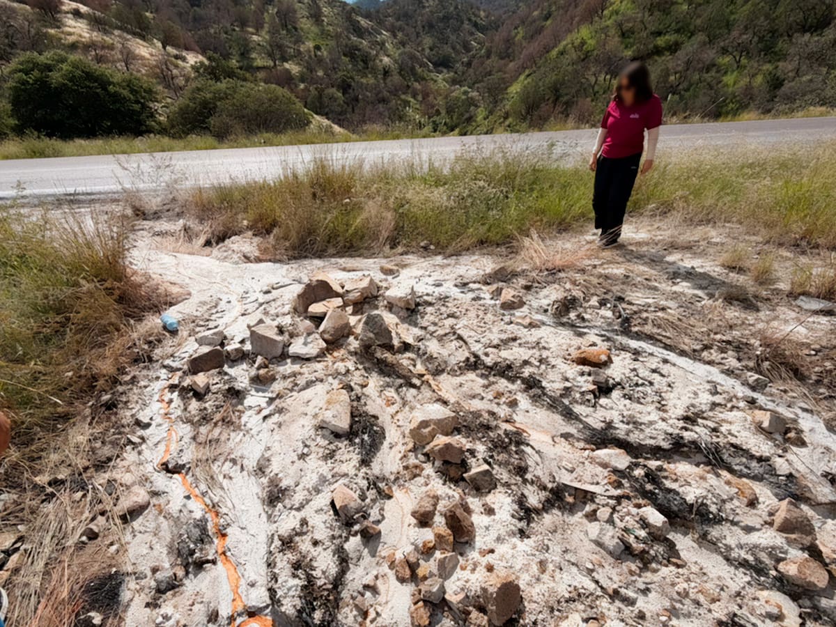 La carretera Ímuris-Cananea permanece abierta a la circulación; la clausura de Profepa se limita al polígono afectado por el derrame de ácido sulfúrico. FOTO: ESPECIAL