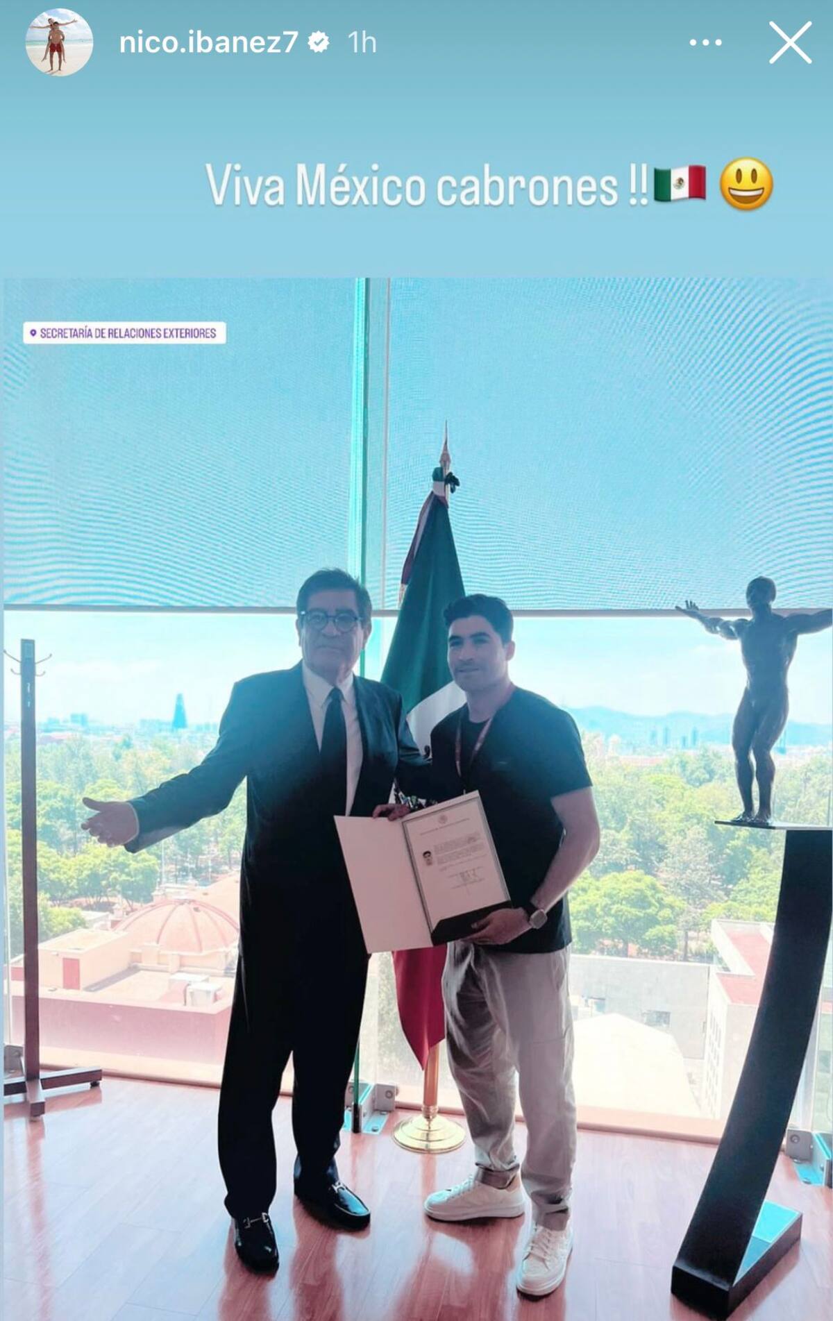 Nicolás Ibáñez presumió su carta de naturalización como ciudadano mexicano.