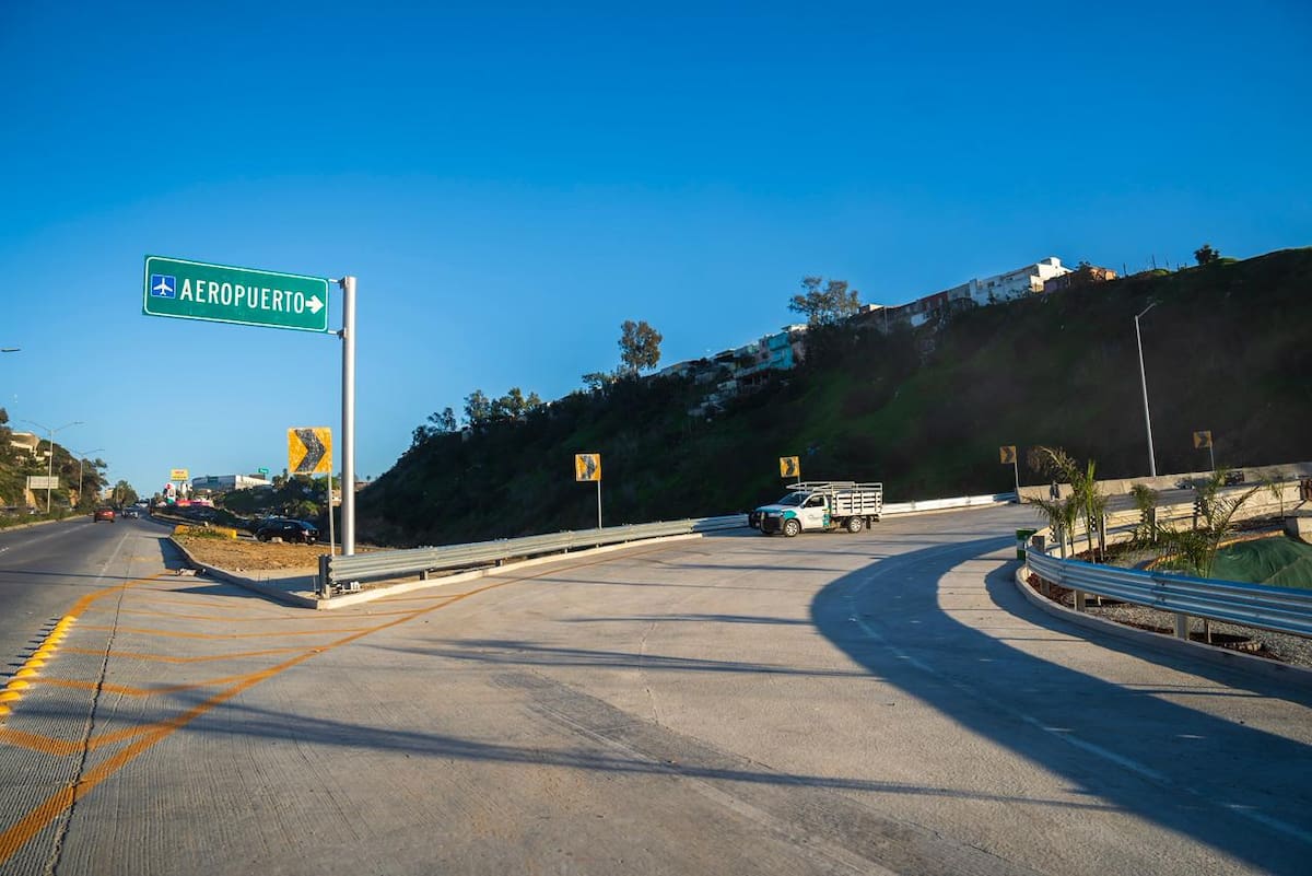 Trabajadores realizaron labores de pintado vial, colocación de señalética y forestación en la zona del cañón del Matadero como parte de los trabajos finales del Viaducto Elevado. Foto: Border Zoom