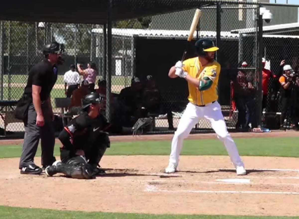 Max McGwire de los Athletics batea en la tercera entrada. (Foto: Captura de pantalla)